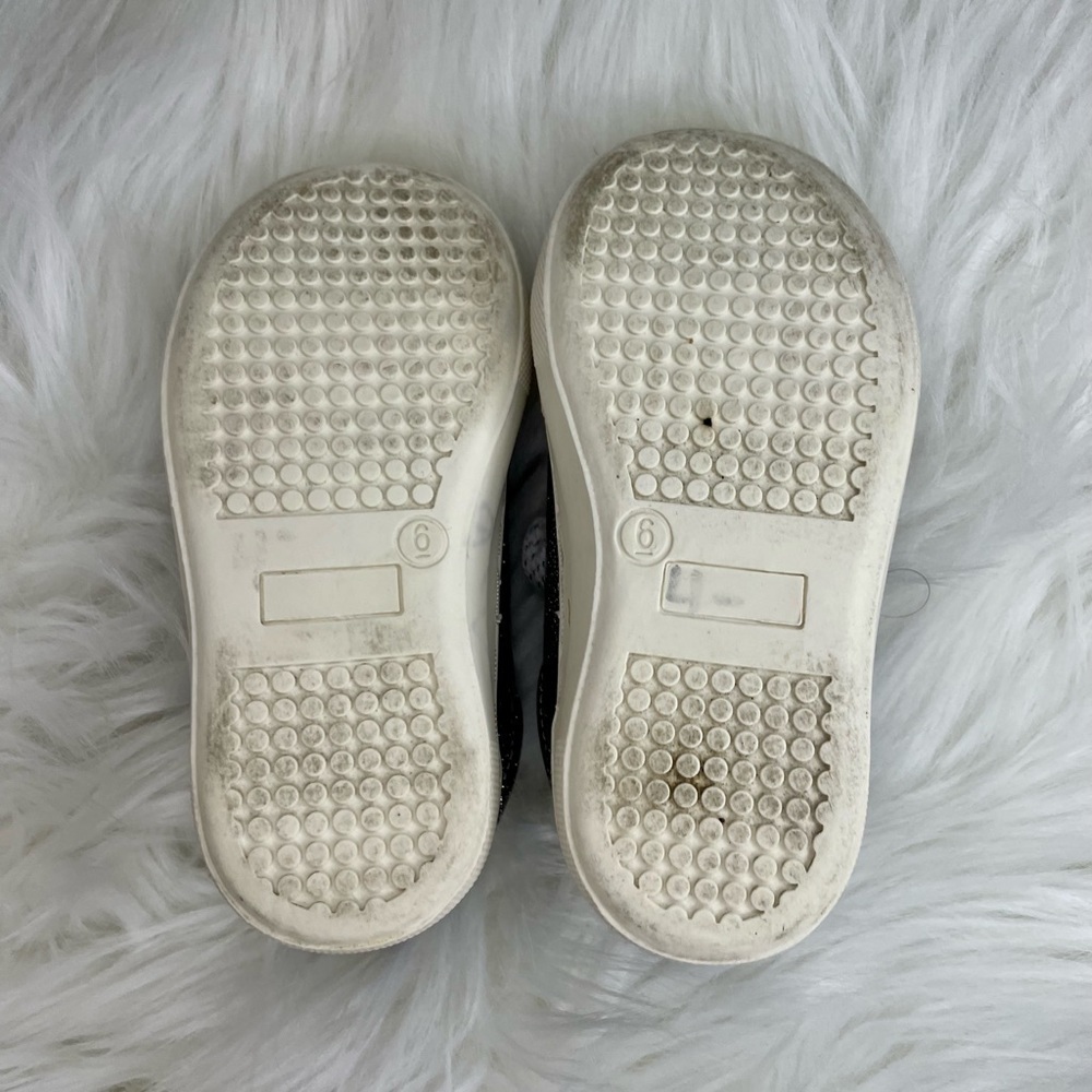 Gap - Platinum Sparkle Sneakers - Toddler Size 6 - Picture 3 of 6
